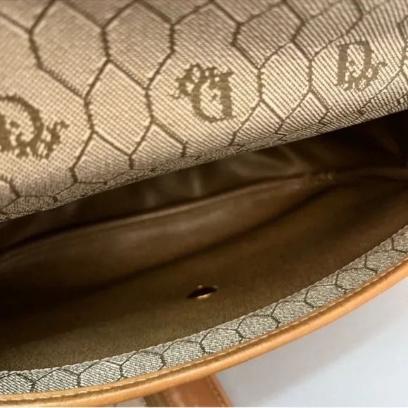 Elegant Tan and Cream Designer Shoulder Bag Set - Picture 13 of 16